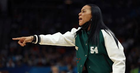 LOOK: Dawn Staley makes fashion statement during Women’s 